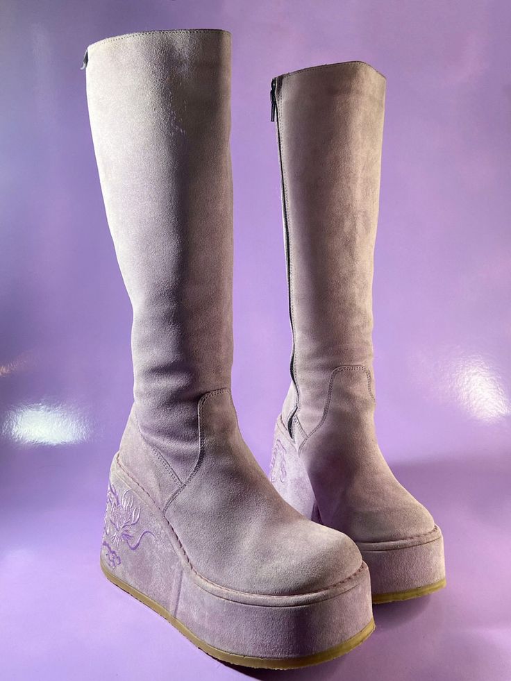 Y2k Platform Boots, Purple Platform Boots For Fall, Bratz Shoes, Platfrom Shoes Boot 70s, Lilac Boots, Trendy Purple Platform Boots, Platform Uggs, Platform Boots 70s, Bratz Boots