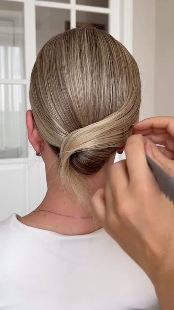 Side Hairstyles Short Hair, Short Hair Elegant, Twisted Low Bun, Sanggul Cepol, Sophisticated Hair, Short Hair Updo Tutorial, Hair Elegant, Wedding Bun, Short Hair Up