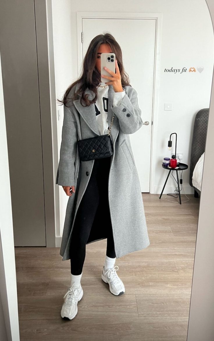 Grey Coat Outfit, Spain Winter, Mantel Outfit, Nyc Winter Outfits, Ny Outfits, Nyc Outfits, New York Outfits, Fall Closet, Winter Fashion Outfits Casual