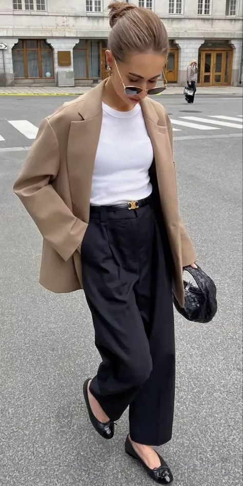 Business Casual Autumn Outfits, Autumn Work Outfits Women Professional, French Business Woman, Rich Business Woman Outfits, Office Clothes Women Business Chic, French Office Outfit, Work Outfits 2024, Journalist Outfit Reporter, Winter Corporate Fashion