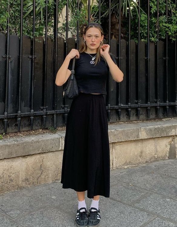 Black Summer Outfits Aesthetic, Simple Modest Summer Outfits, Long Skirt Outfits For Summer Black, Long Black Skirt Summer Outfit, Black Long Skirt Outfit Ideas, Black Midi Skirt Outfit Aesthetic, Black Tiered Maxi Skirt Outfit, Styling Long Black Skirt, Black Long Skirt Outfit Summer