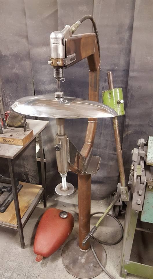 a metal table with a lamp on top of it next to other tools and equipment