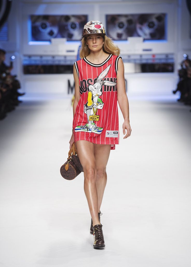 Moschino AW 15/16 Fashion Show Unusual Clothes, Dolly Fashion, 2015 Fashion Trends, Street Style Edgy, 2015 Trends, Women Bags Fashion, Official Store, Fashion Dolls, Runway Fashion