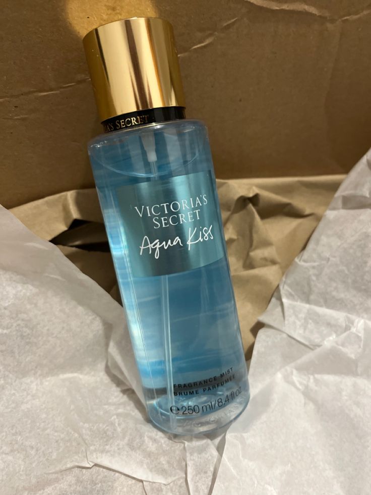 Victoria Secret Blue Perfume, So...? Sprays Aesthetic, Body Splash Victoria Secret, Victoria Secret Aqua Kiss, Vistoria Secret, Travel Size Deodorant, Friends Snap, Victorias Secret Perfumes, Victoria Secret Spray