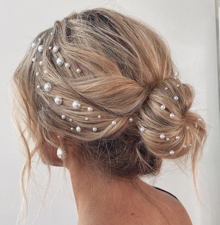 You will make heads turn when you arrive with this beautiful hairstyle. Updo, Glam Boho Hairstyle Chignon Hairstyle, Winter Wedding Hair, Hair Brooch, Chignon Hair, Messy Updo, Latest Hair Trends, Princess Hairstyles, Pearl Hair Clip, Hairstyle Look