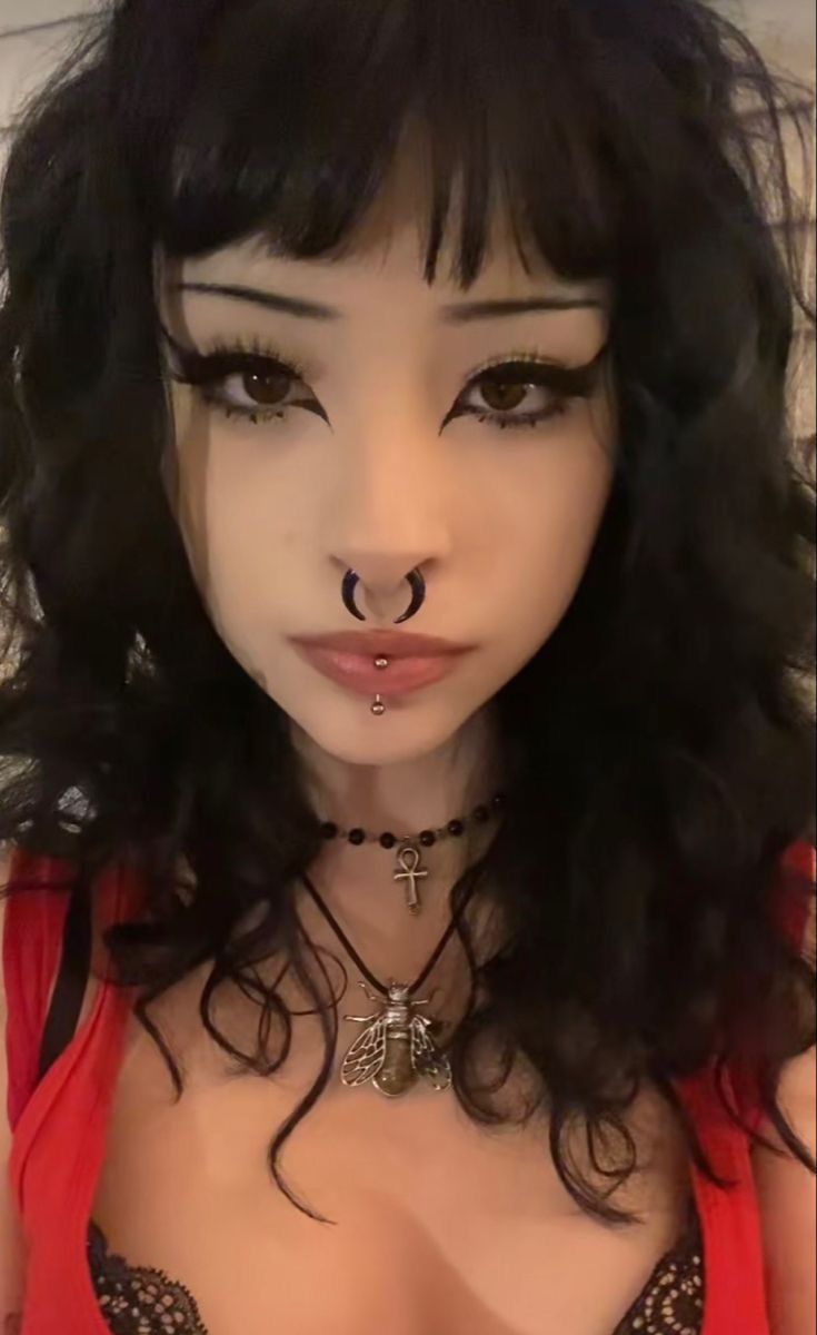 Tilted Head Hair Drawing, Pincher Septum Ring, Small Stretched Septum, Goth Username Ideas Instagram, Grunge Pfp Drawing, Emo Baddie Makeup, Goth Latina Makeup, Cute Alt Makeup, Latina Goth