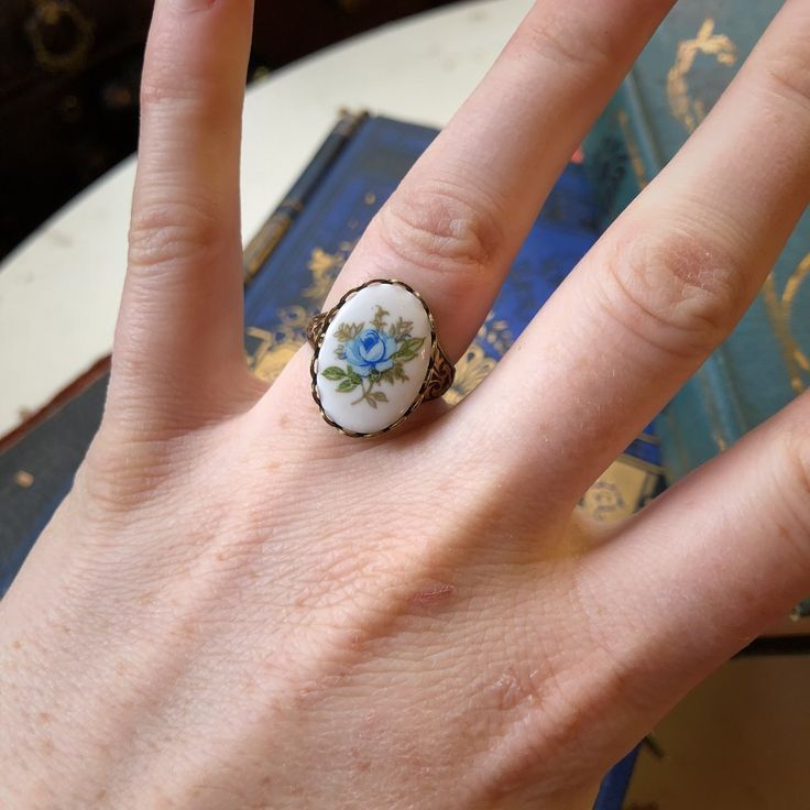 Victorian style antiqued ring which is fully adjustable.At its center is an 18x13mm vintage blue rose cameo.Available in both antiqued brass and antiqued silver. Victorian Filigree, Locket Ring, Cameo Jewelry, Vintage Style Rings, Vintage Diamond Rings, Cameo Ring, Cabochon Ring, Diy Rings, Funky Jewelry