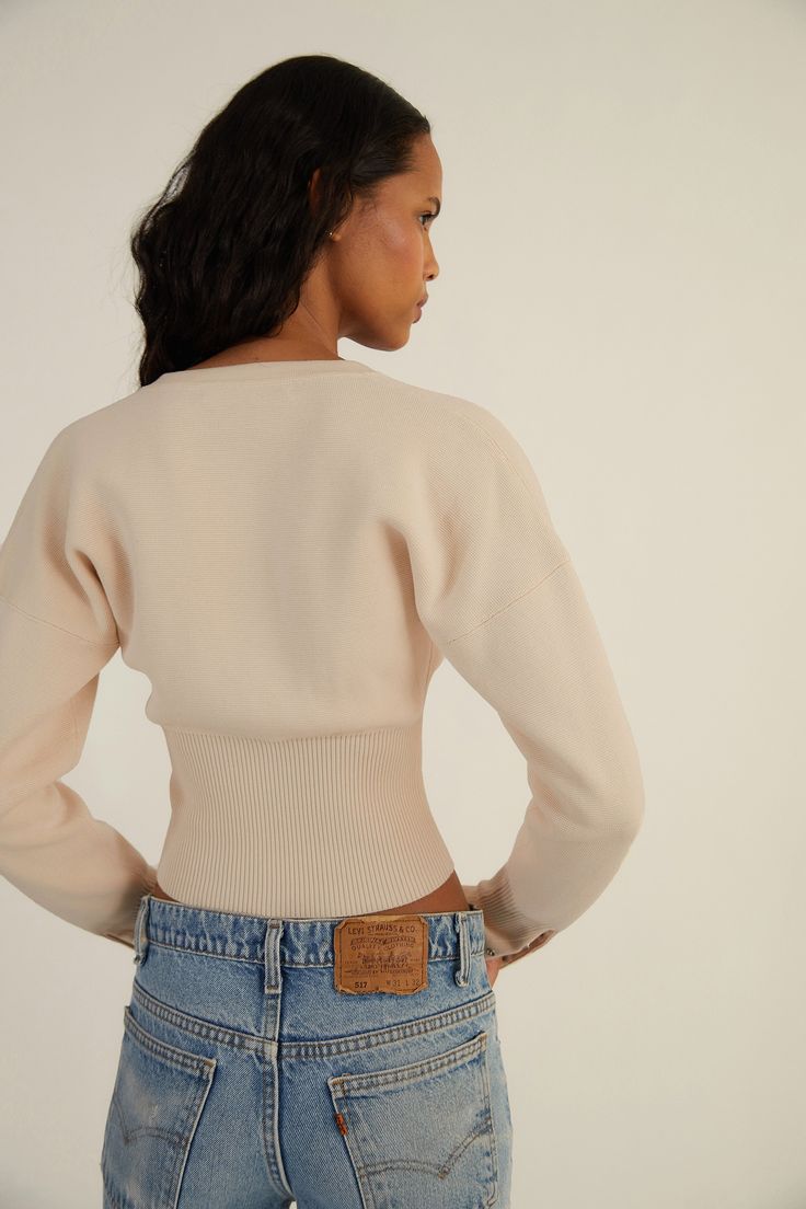 Un mélange de tricot Milano épais et confortable de coton et de soie luxueux, ce pull cardigan ajoute du volume aux épaules et resserre la taille et sera certainement votre incontournable ce printemps. Nous vous mettons au défi de ne pas le porter tous les jours.         DISPONIBLE EN PRÉ-COMMANDE   Période d'expédition : 25 septembre 2023 - 29 septembre 2023     Orseund Iris propose une politique d'échange et de retour de 7 jours pour tous les articles, à l'exception des pièces en vente finale Chic Cream Sweater With Ribbed Cuffs, Beige Cropped Sweater With Ribbed Cuffs For Spring, Fitted Beige Cardigan With Ribbed Cuffs, Fitted Cream Cardigan With Textured Knit, Fitted Cream Textured Knit Cardigan, Chic Beige Ribbed Cropped Sweater, Chic Cream Textured Knit Cardigan, Fitted Beige Cropped Sweater Chic Style, Beige Ribbed Cuffs Cardigan For Spring