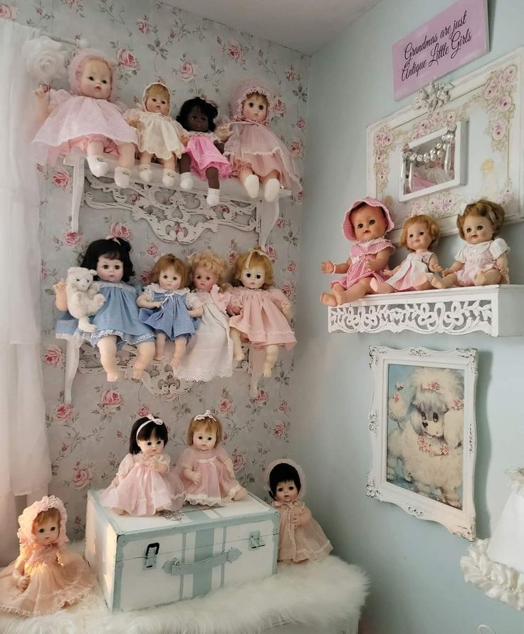 there are many dolls on the shelves in this room