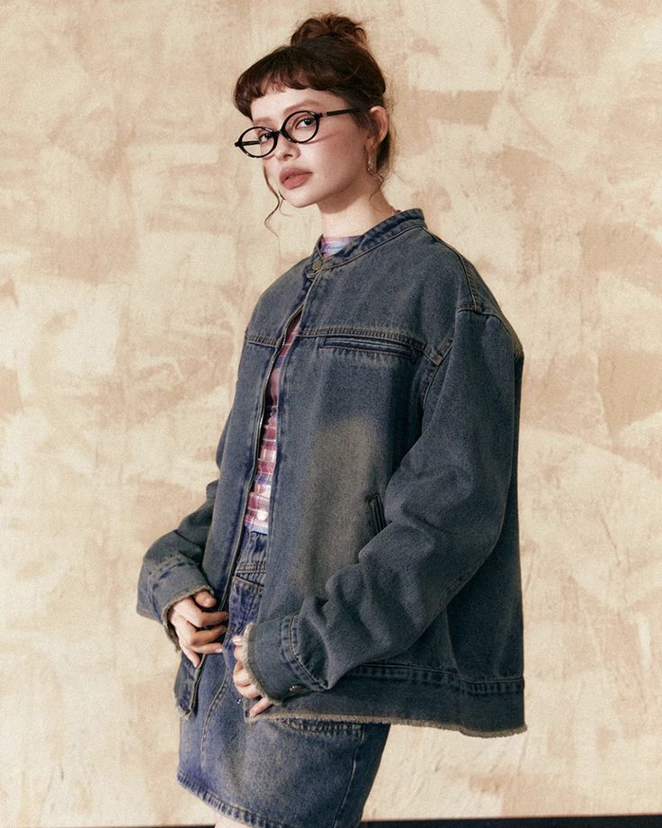 A denim jacket with a loose silhouette that exudes a seasonal look and presence.

Another great thing about it is that it has a length that covers your hips, giving you a neat overall look.

Just add one piece to a simple outfit to add style.

◾️Model
Height/Weight: 160cm/42kg
Try-on size: L




Size (cm)
Length
Shoulder
Chest
袖丈


S
62.5
52
116
63


M
64.5
53
120
64


L
66.5
54
124
65 Collarless Denim Jacket, One Piece Top, Simple Outfit, Strike A Pose, Fur Jacket, Model Height, Simple Outfits, Try On, Skirt Set