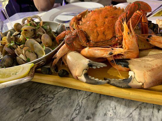 there is a platter of seafood and mussels on the table