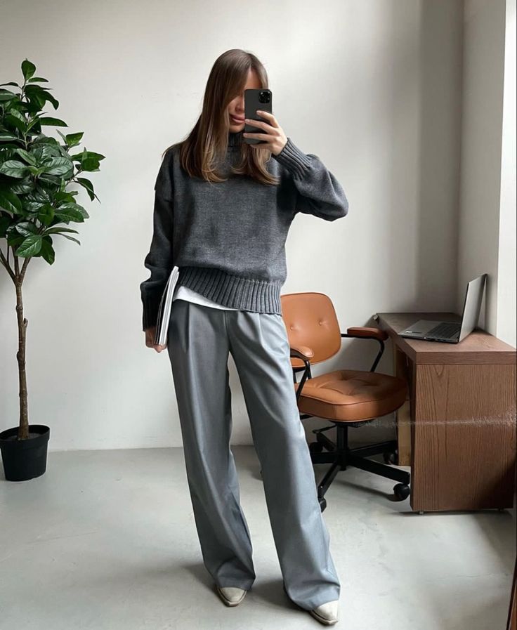 Loose Gray Pants Outfit, Light Grey Outfits For Women, Light Gray Trousers Outfit, Grey Suit Pants Outfit, Light Grey Trousers Outfit, Light Grey Pants Outfit, Ivy Aesthetic, Tailored Pants Outfit, Slacks Outfit