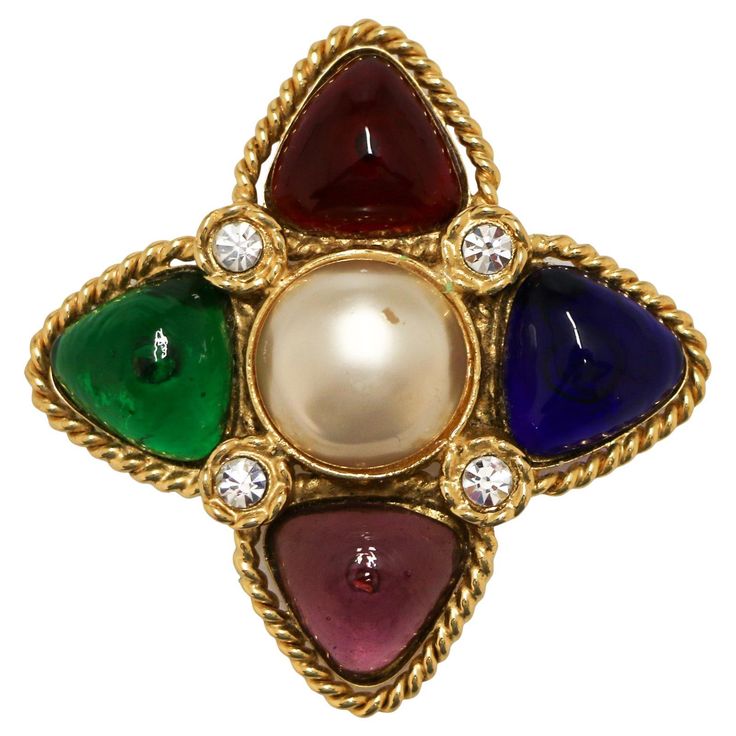 Incredible large Chanel brooch from 1984 in glass paste Condition: very good Made in France Materials: golden metal, glass paste, pearl, crystals Colors: golden, green, red, blue, purple Dimensions: 7 x 7 cm Stamp: yes Year: 1984 Details: four pieces of glass paste, crystals and a pearl in the center (small damage, see picture) Valois Vintage +: delivered in its original CHANEL box Chanel Pin, Broche Chanel, Chanel Pins, Chanel 2019, Chanel Brooch, Lapel Brooch, Chanel Box, Golden Green, Chanel Purse