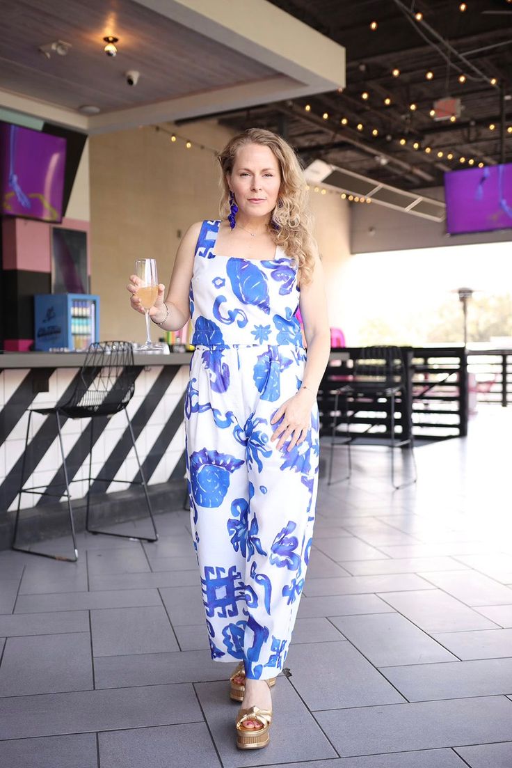 Elevate your summer style with our Tropical Blue High-Waisted Pants! These wide leg pants feature a playful elastic waist, convenient side pockets, and a lightweight, non-sheer fabric. Perfect for any occasion, these pants can be paired with our coordinating top (sold separately) for a complete head-turning look. 100% Polyester Emily is 5'1" a 4/6 and in a small, Stock model is 5'10" and also in a small Print Pant, Tropical Blue, Sheer Fabric, Printed Pants, Sheer Fabrics, Tropical Print, High Waisted Pants, Sale House, Summer Style