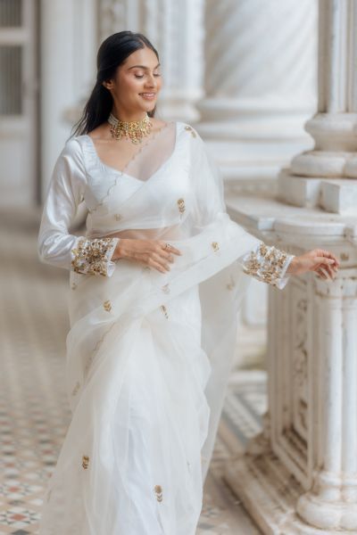 White Designer Blouse, White Organza Saree, Organza Blouses, Trending Saree, Traditional Indian Dress, Silk Saree Blouse Designs, Saree Designs Party Wear, Indian Fashion Saree, Saree Blouse Designs Latest