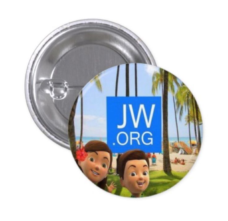 a button with the words jw org on it and two people standing in front of palm trees