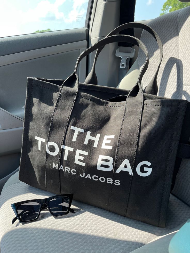 The tote bag, marc jacobs tote bag, aesthetic bags, black aesthetic, designer bags, neutral aesthetic, summer bags, instagram photo inspo The Tote Bag Marc Jacobs, Sac Tote Bag, Romanticizing School, School Fit, Marc Jacobs Tote, Girly Bags, Fancy Bags, Bags Aesthetic, Pretty Bags