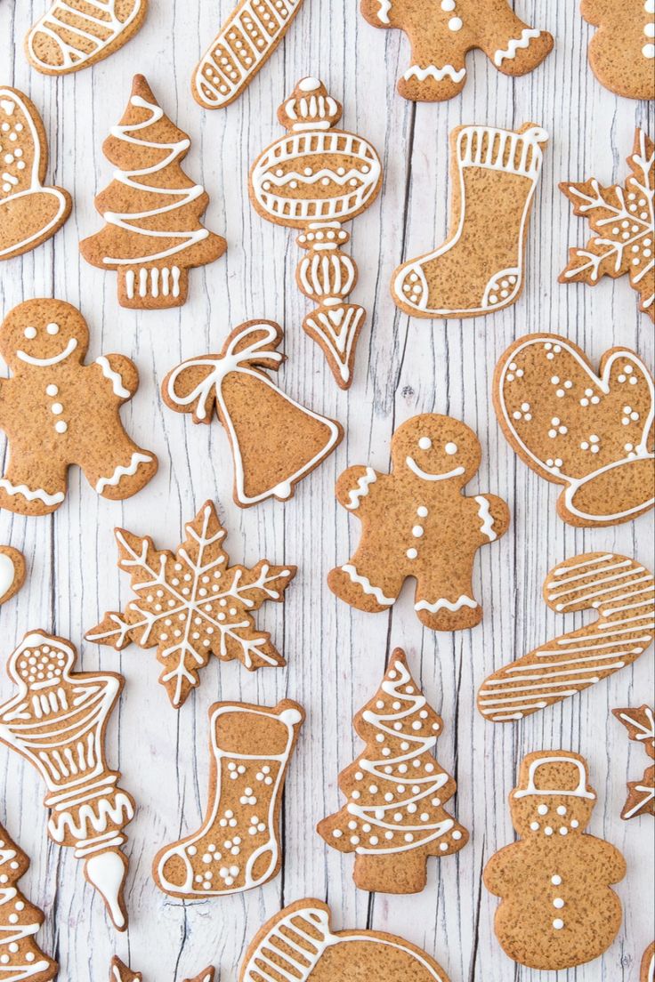 gingerbread cookies recipe, gingerbread coockies, christmas cookies Christmas Themed Desserts, Gingerbread Icing, Gingerbread Cookies Recipe, Diy Christmas Cookies, Gingerbread Cookies Decorated, Delicious Christmas Cookies, Ginger Bread Cookies Recipe, Gingerbread Decorations, Fondant Cookies