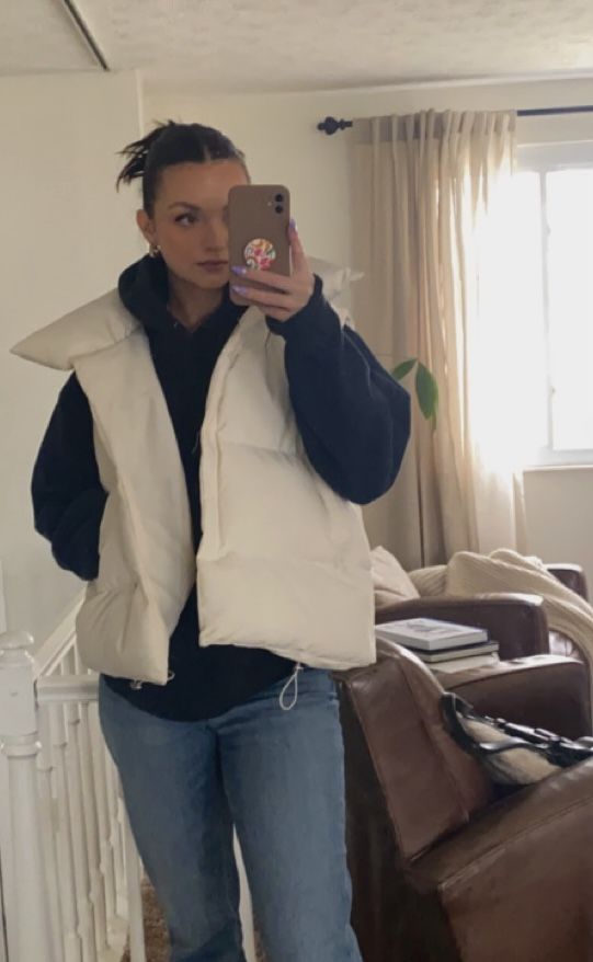 White Vest Winter Outfit, White Vest Aesthetic, White Gillet Outfits, Big Puffer Vest Outfit, White Sleeveless Puffer Jacket Outfit, Creme Puffer Vest Outfit, Creme Vest Outfit, Puffer Vest And Hoodie Outfit, Outfits With White Puffer Vest