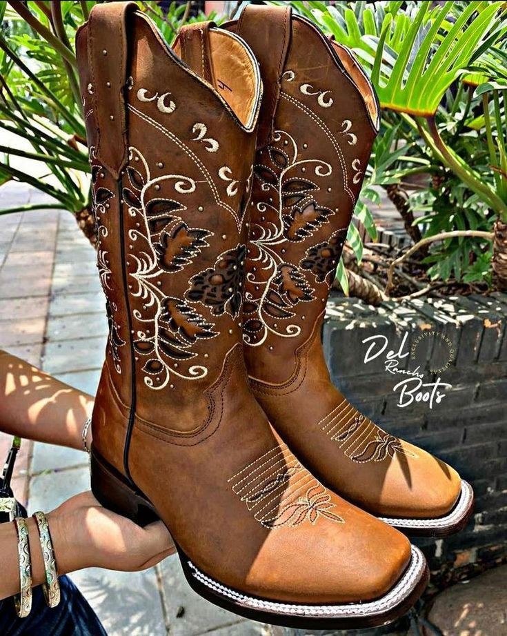 Broad Square Toed Cowgirl Boots, Vaquero Boots Women, Western Cowgirl Boots Outfit, Comfortable Cowgirl Boots, Boho Cowgirl Boots, Ariat Boots For Women, Cowboy Boots Woman, Prom Cowboy Boots, Dressy Cowgirl Boots