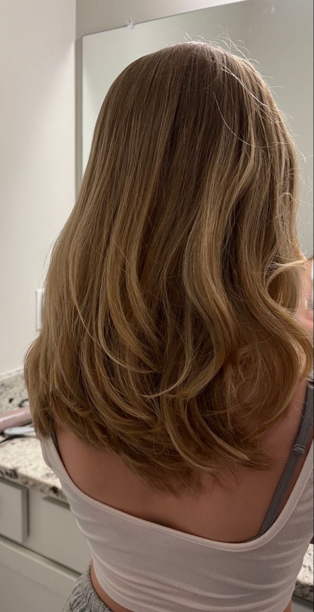 Upper Back Hair Length, Shoulder Length Hair From The Back, Upper Back Hair Length Haircuts, Layered Haircuts Straight Hair Medium, Soft Layered Haircuts For Medium Hair, Mid Length Hair Without Layers, Armpit Length Hair With Layers Straight, Haircuts For Fine Wavy Hair Long, Face Framing Mid Length Hair