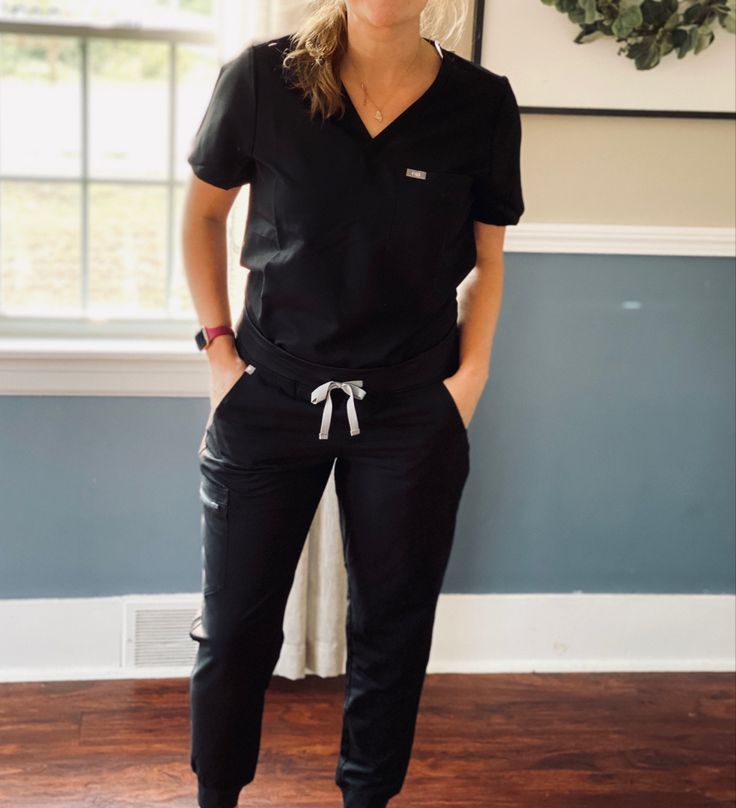 Figs Scrubs Outfit Joggers, Vet Scrubs Uniform, Figs Black Scrubs, Cute Figs Scrubs, Chiropractor Outfit Women, Medical Assistant Outfit Scrubs, Massage Therapist Outfits For Women, Figs Scrubs Outfit Women, Figs Outfit Scrubs