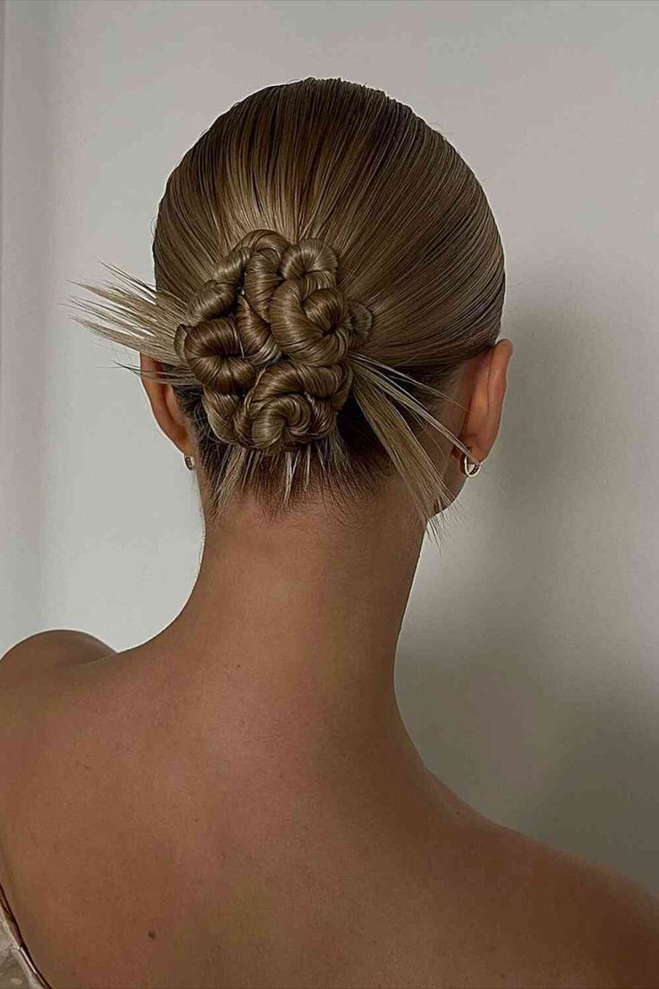 Y2K Sleek Low Updo with Swirls and Spikes for Straight Blonde Hair Fest Smink, Pelo Editorial, Hairstyles Y2k, Y2k Hairstyles, Vlasové Trendy, Editorial Hair, Low Bun, Hair Up Styles, Updo Hairstyles