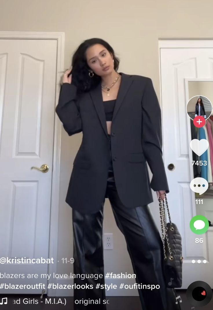 All black outfit with faux leather pants and a boxy blazer. Boxy Blazer Outfit, Blazer With Leather Pants, Black Satin Outfit, Blazer Outfits Street Style, Oversized Black Blazer, Swag Fits, Satin Outfit, Boxy Blazer, Black Blazer Outfit