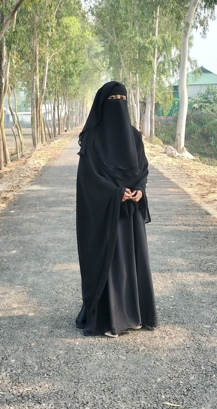 x.KHaDijA cHouHaN Niqab Aesthetic, Mode Niqab, Niqabi Girl, Girly Swag, Black Hijab, Niqab Fashion, Girly Dp, Muslim Women Fashion, Hijabi Aesthetic