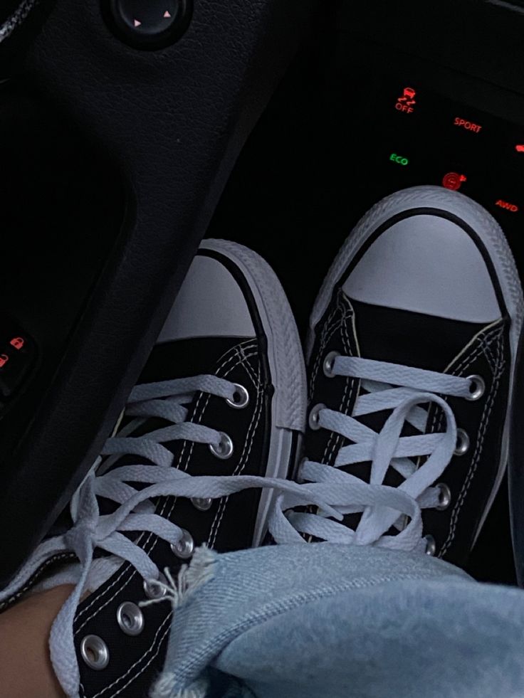 Converse Aesthetic, Cool Sneakers, Stranger Things 2, Black Converse, Phone Icons, Converse Black, Black High Tops, Trust Issues, My Core