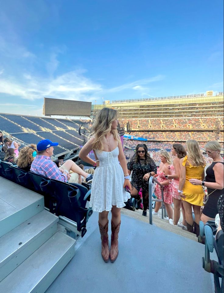 Dress For Country Concert, Country Concert Fits, Brown Cowboy Boots Outfit, Concert Taylor Swift, Taylor Swift Country, Country Concert Outfits, Cowboy Boot Outfits, Cowboy Outfit, About Taylor Swift