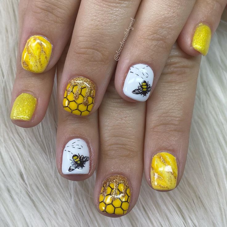 Short Bee Nails, Yellow Bumble Bee Nails, Bee Hive Nails, Honey Bee Nails Acrylic, Honey Drip Nails, Bee On Nails, Bumblebee Nail Designs, Bee Nail Ideas, Honey Bee Nail Designs