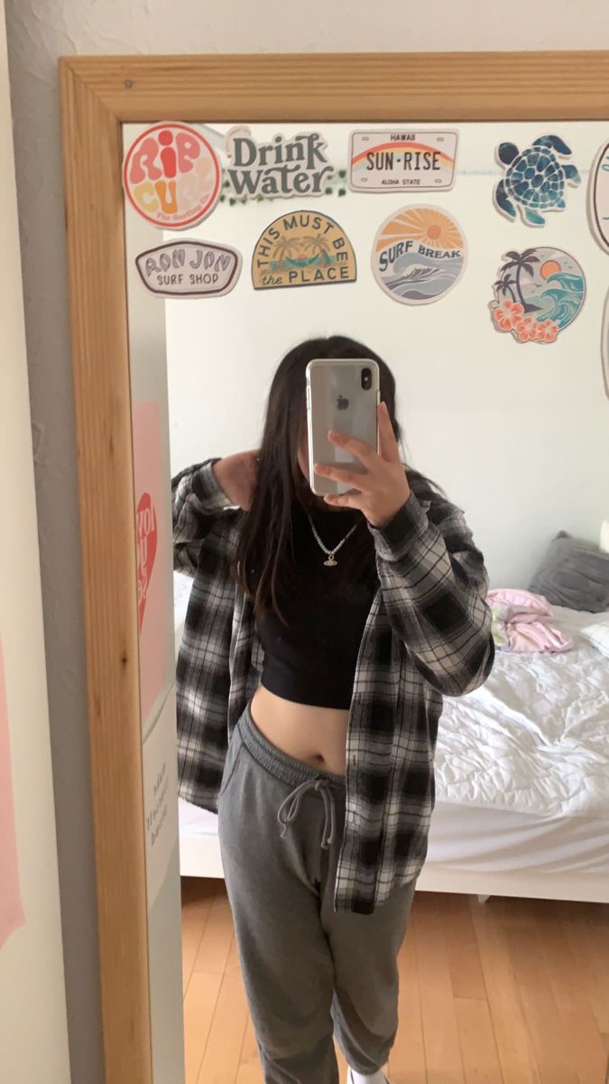 Cute Sweatpants And Crop Top Outfits, Grey And White Flannel Outfit, Flannel With Sweatpants, Sweatpants And Converse Outfits, Dark Gray Sweatpants Outfit, Sweatpants And Crop Top Outfits, Light Grey Sweatpants Outfit, Grey Sweatpants Outfit Women, Dark Grey Sweatpants Outfit