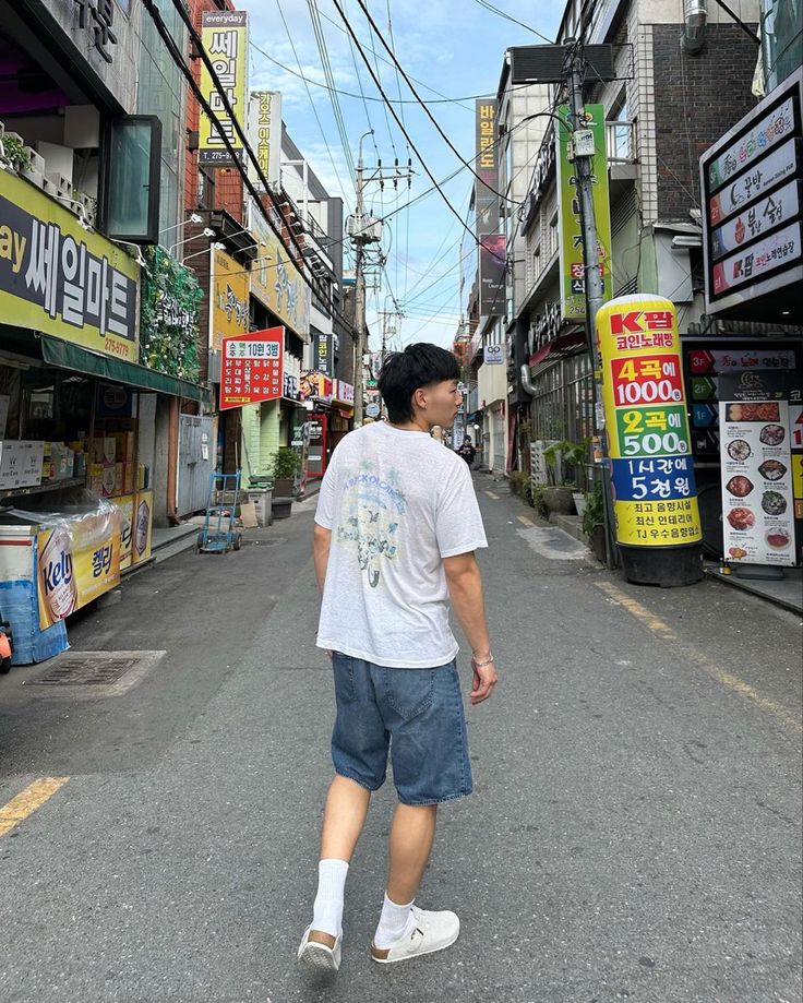 Socal Asian Outfit Men, Long Jean Shorts Outfit Aesthetic, Street Wear Poses Men, Korea Outfits Summer, Japan Outfits Men, Asian Summer Outfits Men, Jorts Fit Men, Japan Streetwear Men, Japan Outfit Men