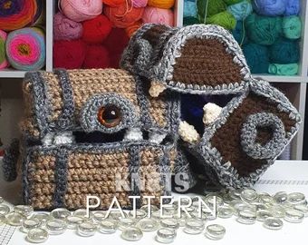 two crocheted bags sitting next to each other