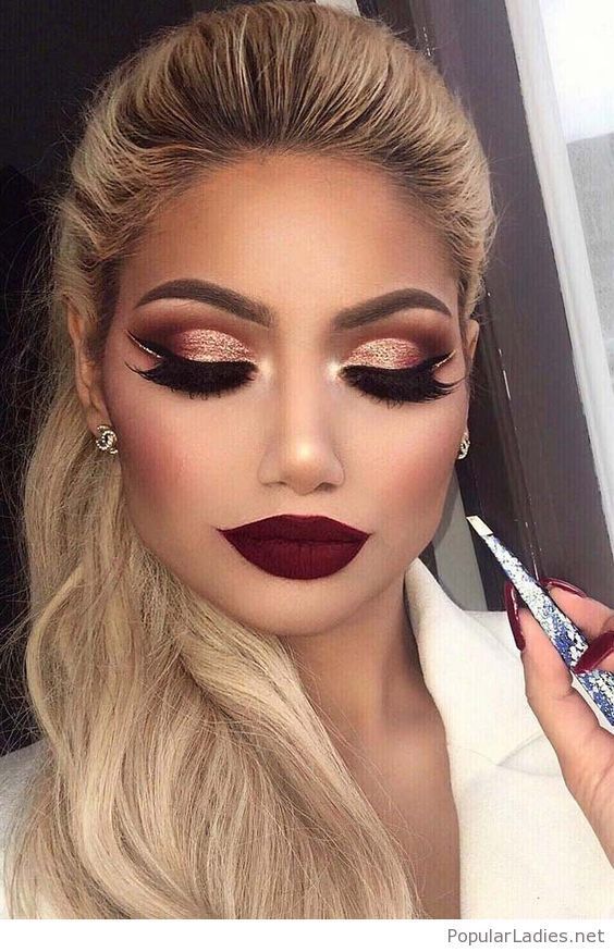 Maroon Dress Makeup, Gala Make Up, Maroon Makeup, New Makeup Ideas, Burgundy Lips, Party Make-up, Dark Red Lips, Blonde Ponytail, Holiday Makeup Looks