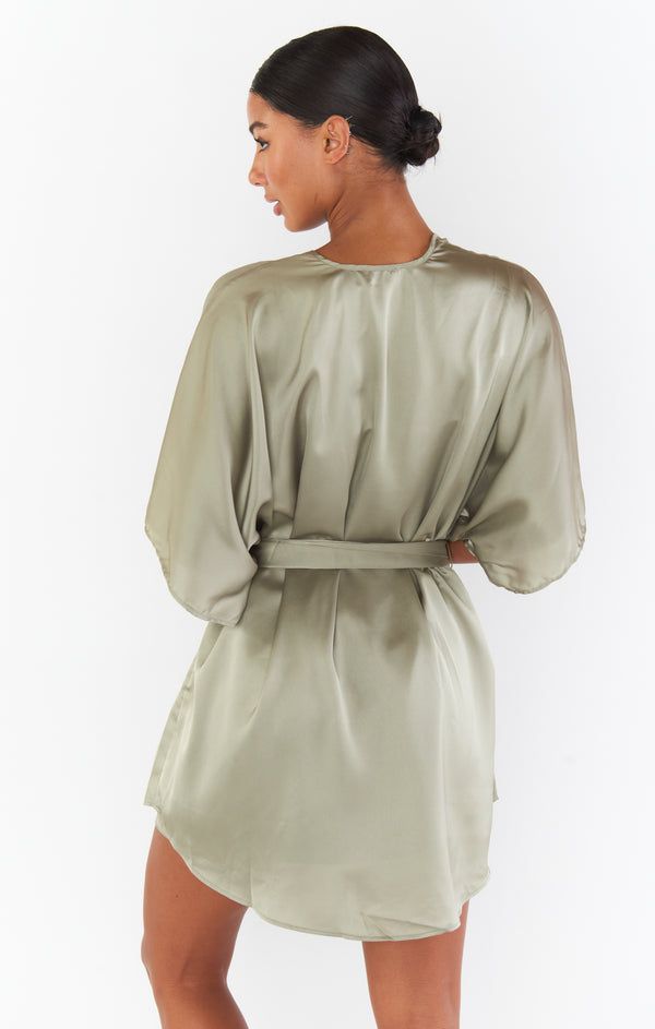 This fluttery robe is a bridal suite essential! Relaxed and smooth to the touch, it's perfect for the bride and her girls to wear while getting ready for the wedding. She Girl, Bridal Suite, Bridesmaid Robes, Moss Green, Getting Ready, First Look, The Bride, Satin, Green