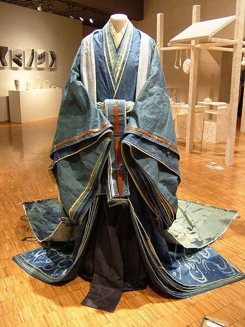 Jūnihitoe is only for women to wear. This is the Japanese tradition clothing that come at 10th century. This is the most expensive Japanese tradition cloth. Japanese Traditional Clothing, Heian Era, Japanese Costume, 일본 패션, Mode Kimono, Beautiful Kimonos, Japanese Textiles, Japanese Outfits, Recycled Denim