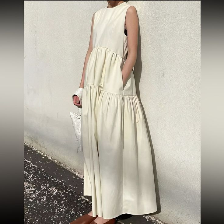 Sleeveless Tiered Maxi Dress In Apricot- Pockets Included! Composition: 95% Cotton, 5% Elastane Material: Woven Fabric Sleeve Length: Sleeveless Neckline: Crew Neck Never Worn-Nwt Size Medium Us 6 Bust: 35.4-37” Waist: 27.6- 29.1” Hips: 37.4-39” 2023 Ss, Summer Linen Dresses, Stil Inspiration, 가을 패션, Mid Length Dresses, Mode Inspiration, Sleeveless Maxi Dress, Mode Style, Look Fashion