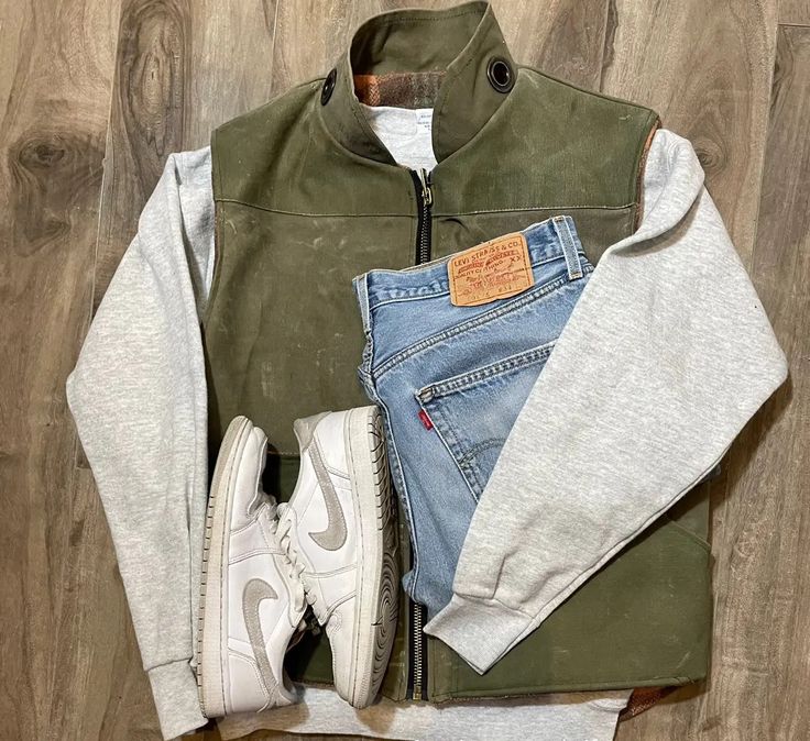 Green Vest Outfit, Construction Outfit, Fits Summer, Workwear Vintage, Everyday Casual Outfits, Street Style Outfits Men, Street Fashion Men Streetwear, Guys Clothing Styles, Nike Sweater