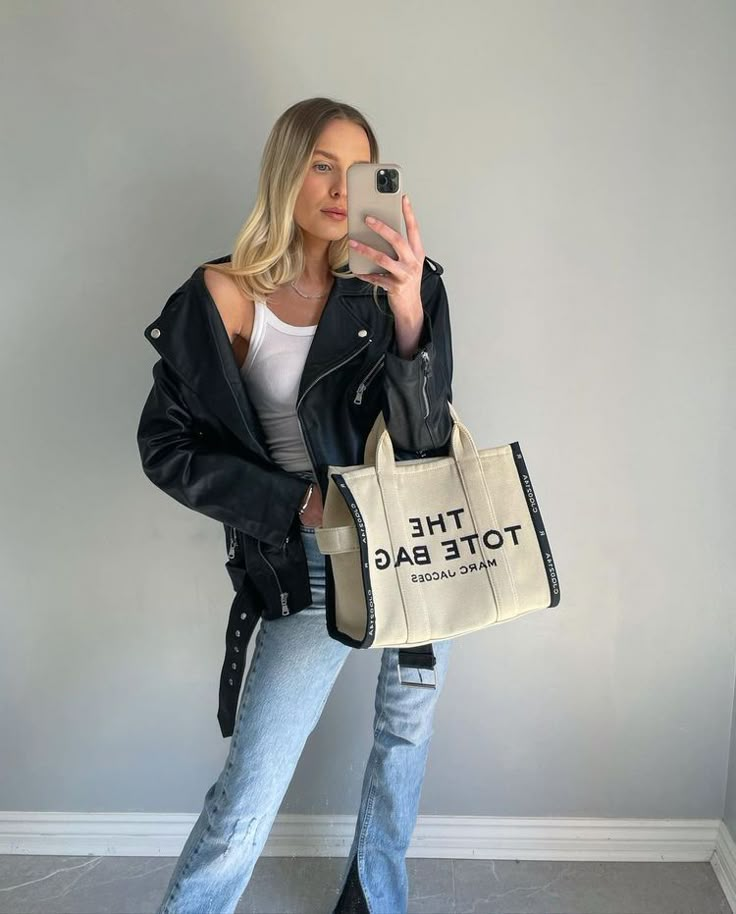 The Tote Bag Outfit Marc Jacobs, The Tote Bag Outfit, Marc Jacobs Tote Bag Outfit, Nordic Fashion, Tote Bag Outfit, Hailey Bieber Outfits, Oversized Leather Jacket, Fashion Oversized, Marc Jacobs Tote