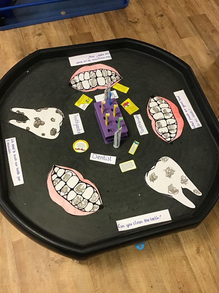 a black tray with different types of teeth on it