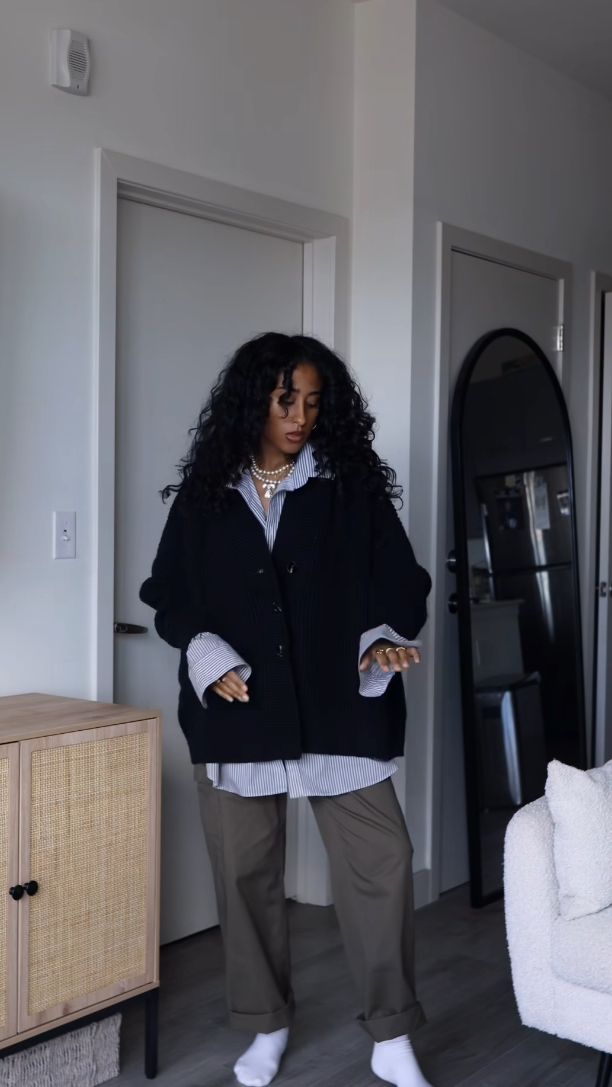 Streetwear Office Outfit, Loafers Modest Outfit, Theater Show Outfit, Professional Streetwear Women, Streetwear Chic Outfit, Street Business Casual Outfits, Chic Streetwear Outfits, Cozy Professional Outfit, Winter Outfits Aesthetic Black Women