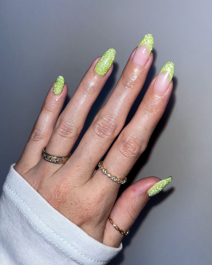 💚brat(z) summer💚 Ngl, when I first heard of this trend, I thought it had to do with Bratz dolls 😂👵🏻 love a bright, juicy lime green with reflective sparkles by the poolside 🌊🍏 Products: Summer Monday-Fridays by @opi_professionals Neon On/Off 1362 by @icegel_global #bratstyle #bratsummer #greennails #neonnails #glitternails #koreannails light green sparkly glitter flash on Korean gel nails Green Glittery Nails, Korean Gel Nails, Glittery Nails, Korean Nails, Brat Style, Neon Nails, Bratz Doll, Green Nails, Glitter Nails