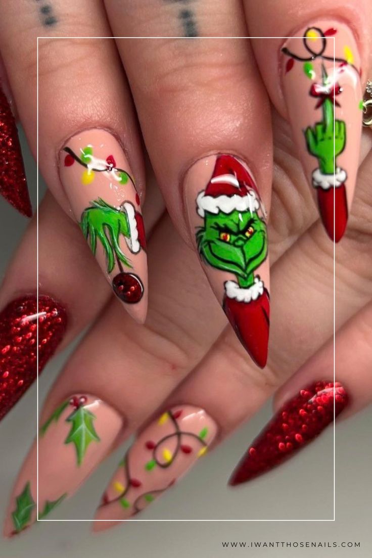 Grinch Nails Designs O Grinch, Nail Art Noel, Festive Nail Designs, Kutek Disney, December Nails, Cute Christmas Nails, Christmas Gel Nails, Holiday Nail Art, Christmas Nails Acrylic