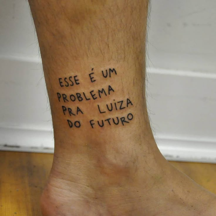 a foot with writing on it that says, esse e um problema pa luza do futuro