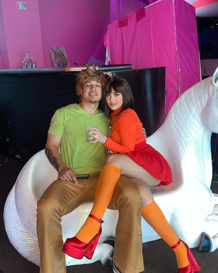 Velma & Shaggy costume idea Halloween Costumes Velma, Diy Couple Halloween Costumes, Shaggy Costume, Cute Couple Halloween, Velma Halloween Costume, Velma Shaggy, Halloween Costumes Duo, Halloween Costumes Diy Couples, Diy Couple