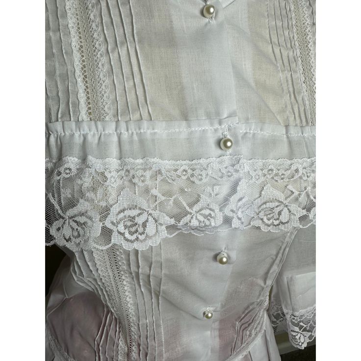 Make It Yours: This is our Panamanian Traditional Blouse White Basquiña, we have your size. Celebrate Panama's vibrant culture and traditions by wearing this beautiful Blouse, handcrafted with care by skilled Panamanian artisans. Embrace both style and comfort with this eye-catching piece that is sure to make a statement wherever you go. Show off your national pride with elegance today. Includes: Blouse Sizes:S to XXXL Note: Check the Photo Gallery to access the Size Chart What Color is the Shir Fitted Peasant Style Festival Tops, Fitted Peasant Tops For Festivals, Fitted Short Sleeve Blouse For Festival, Cotton Tops With Lace Trim For Weddings, Bohemian Cotton Top For Wedding, Fitted Peasant Blouse With Lace Trim, White Summer Blouse For Gatherings, White Blouse For Summer Gatherings, White Fitted Blouse With Lace Work