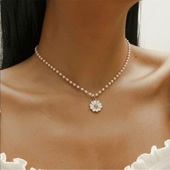 100% Brand New And High Quality. Thank You For Checking Out My Closet! Daisy Choker, Elegant Choker, Daisy Pendant, Sweet Jewelry, Flower Choker, Daisy Necklace, Flower Pendant Necklace, Pearl Pendant Necklace, Flower Earrings Studs