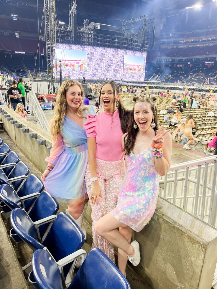 Eras Tour Outfit Ideas - sequins! Winter Eras Tour Outfit, Matching Eras Tour Outfits, Eras Tour Photo Ideas, Taylor Fits, Eras Tour Outfit Ideas, Eras Tour Outfit, Concert Fit, Swift Concert, Taylor Swift Tour Outfits